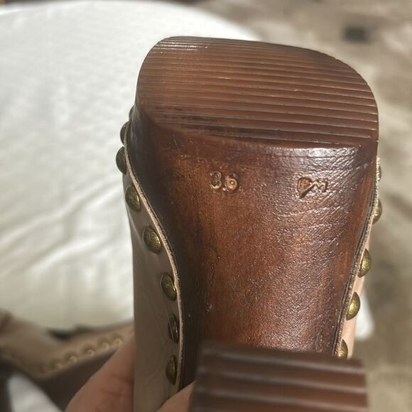 CHARLES DAVID "PICCHIO" TAUPE STUDDED SLINGBACK HEELS sz 6 - Picture 4 of 4